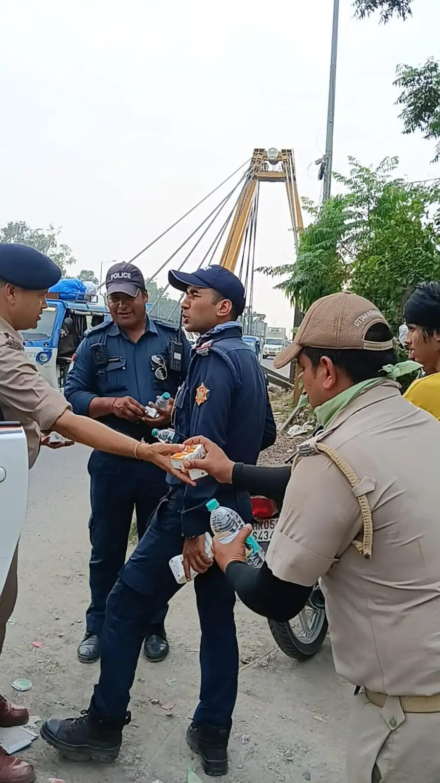 एसएसपी ने पुलिसकर्मियों को वितरित किया पेयजल, जूस और बिस्कुट