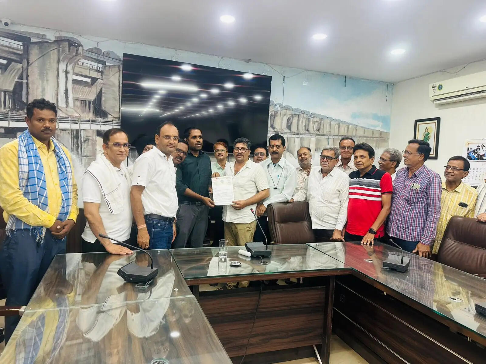 घड़ी चौक के बजाय अन्य स्थानों पर हो धार्मिक आयोजन: व्यापारी संघ ने कलेक्टर को सौंपा ज्ञापन