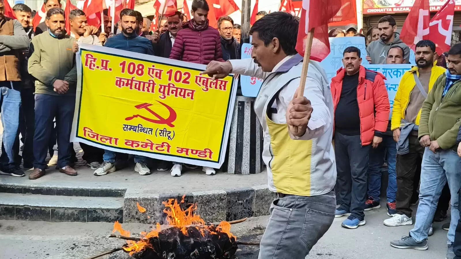 एंबुलेंस कर्मचारियों ने अपनी हड़ताल के दूसरे दिन विरोध स्वरूप निकाली शवयात्रा, चौहटा में किया दहन