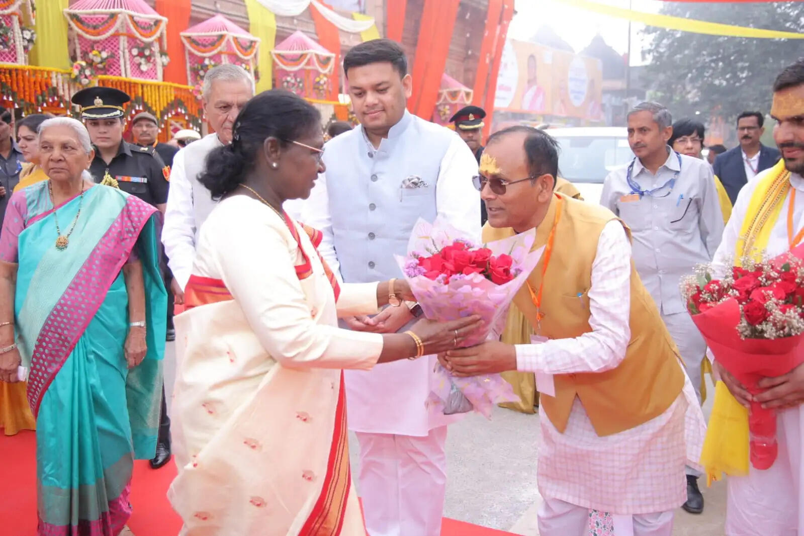 राष्ट्रपति द्रौपदी मुर्मु ने गिरिराज जी के किए दर्शन, नंगे पांव चलकर शुरू की सप्तकोसी परिक्रमा