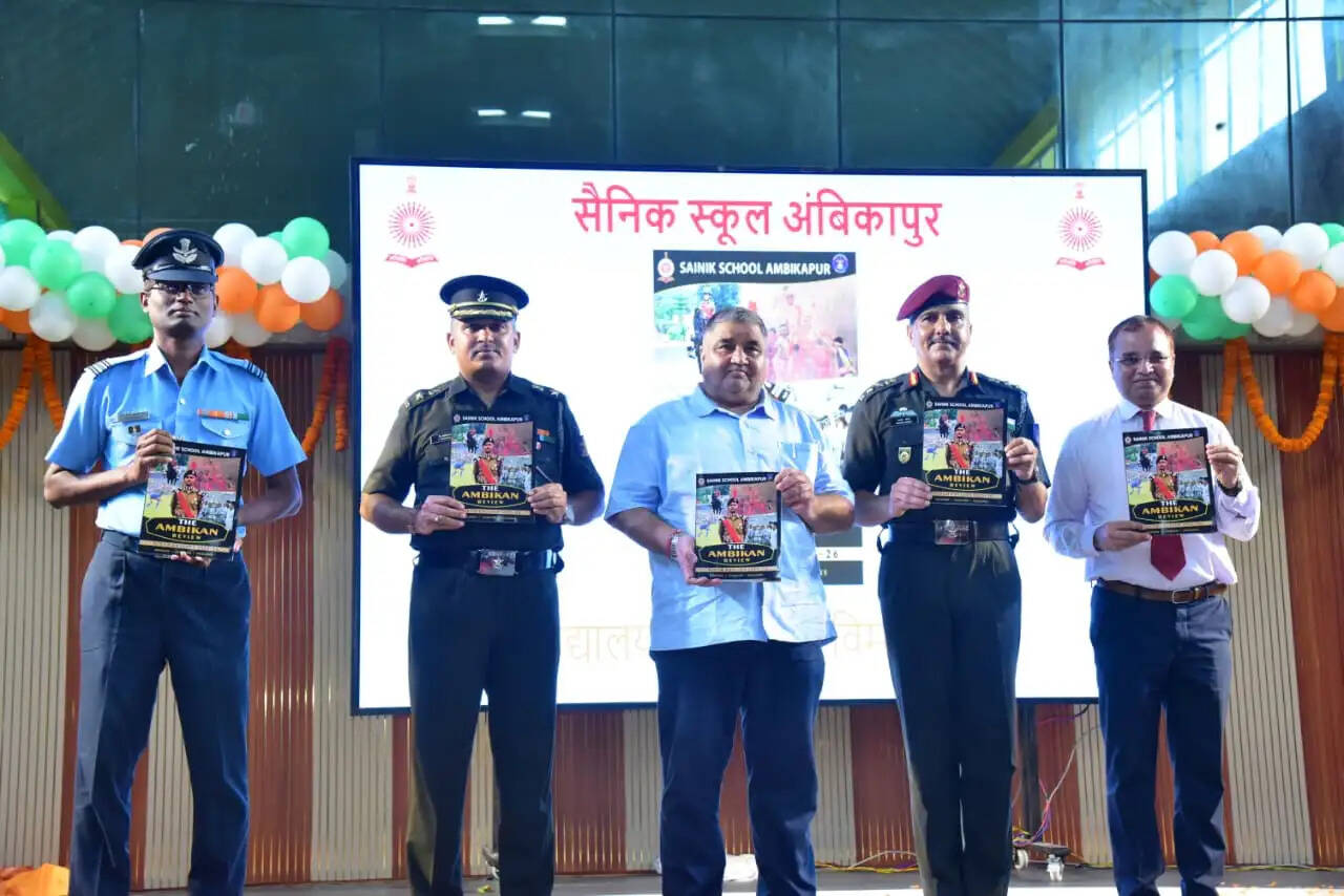 अम्बिकापुर : सैनिक स्कूल के 18वें स्थापना दिवस पर गूंजा राष्ट्रसेवा का संकल्प, कैडेट्स के नवाचार और प्रतिभा ने मोहा मन