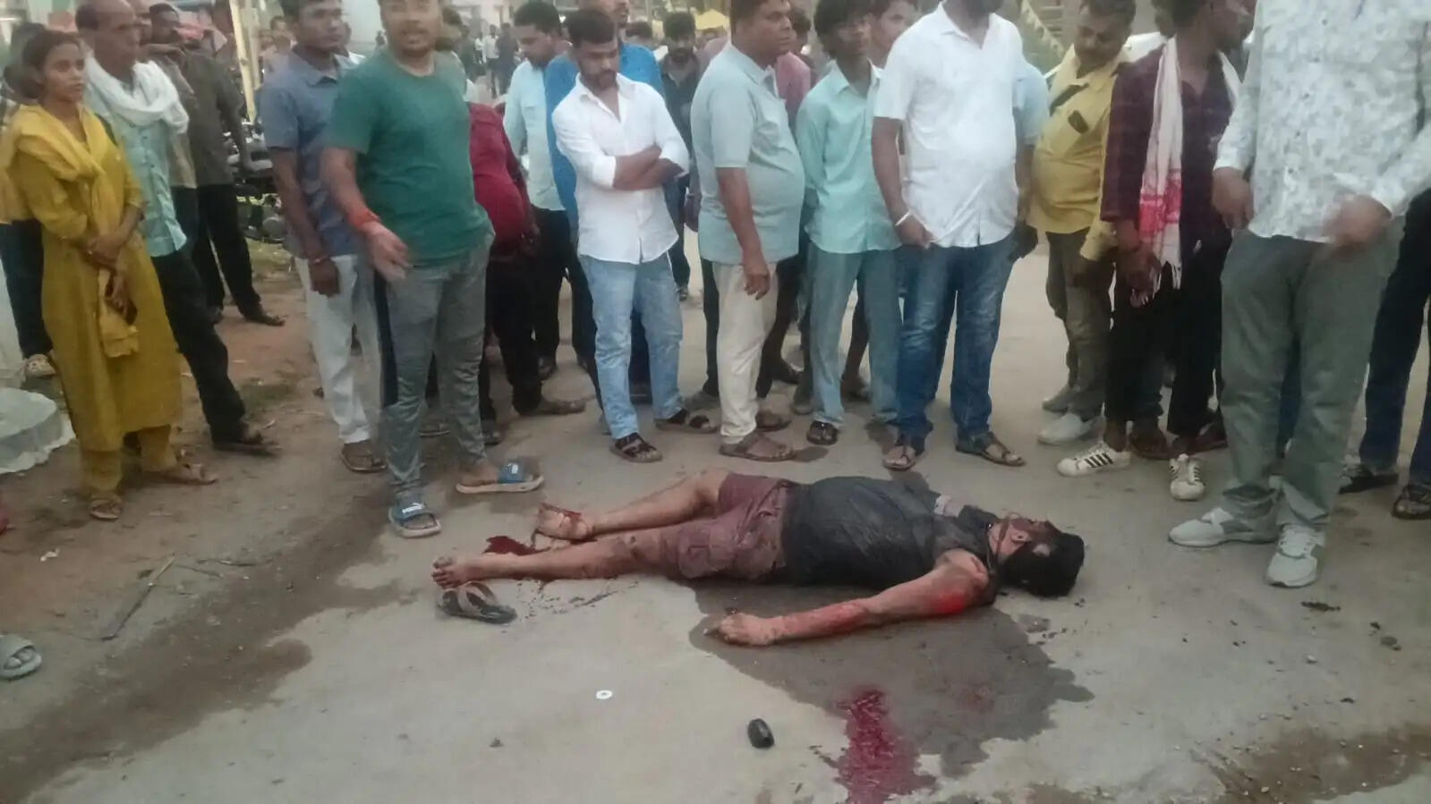 अंबिकापुर : दो माेटरसाइकिल की भीषण भिड़ंत, जनगणना ड्यूटी से लौट रहे शिक्षक समेत तीन घायल