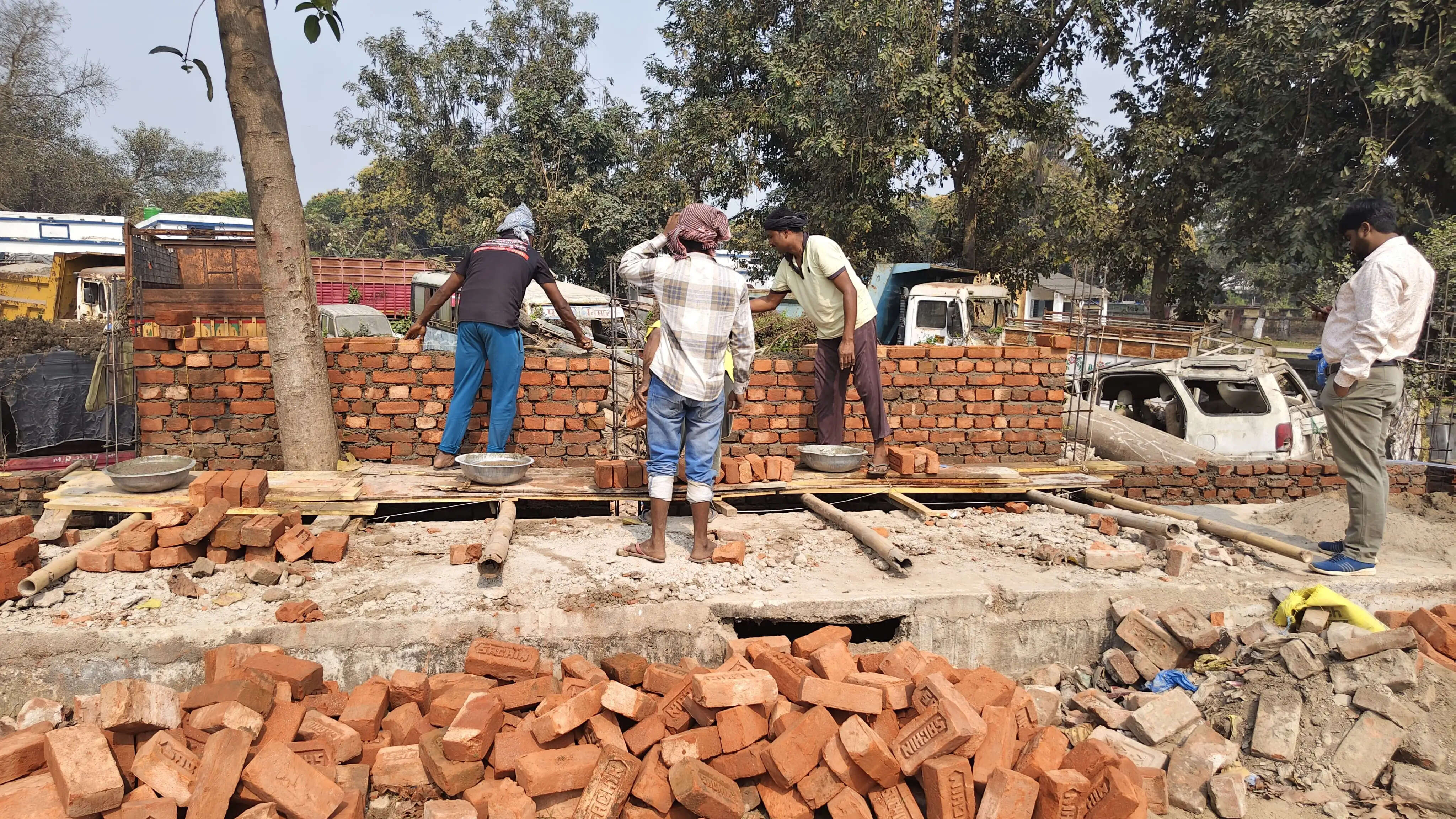 राघोपुर सिंचाई विभाग परिसर में बन रही चारदीवारी पर सवाल, घटिया ईंट लगाने का आरोप