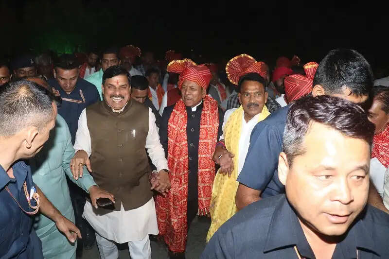 इंदौर में शादी समारोह में शामिल हुए मुख्यमंत्री डॉ. यादव, नव दम्पति को दिया आशीर्वाद
