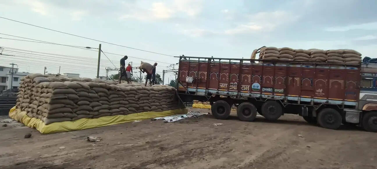 अनूपपुर: रेलवे रैक प्वाइंट पर चावल परिवहन में खेल, निगम के अनुबंध की शर्तों पर उठे सवाल