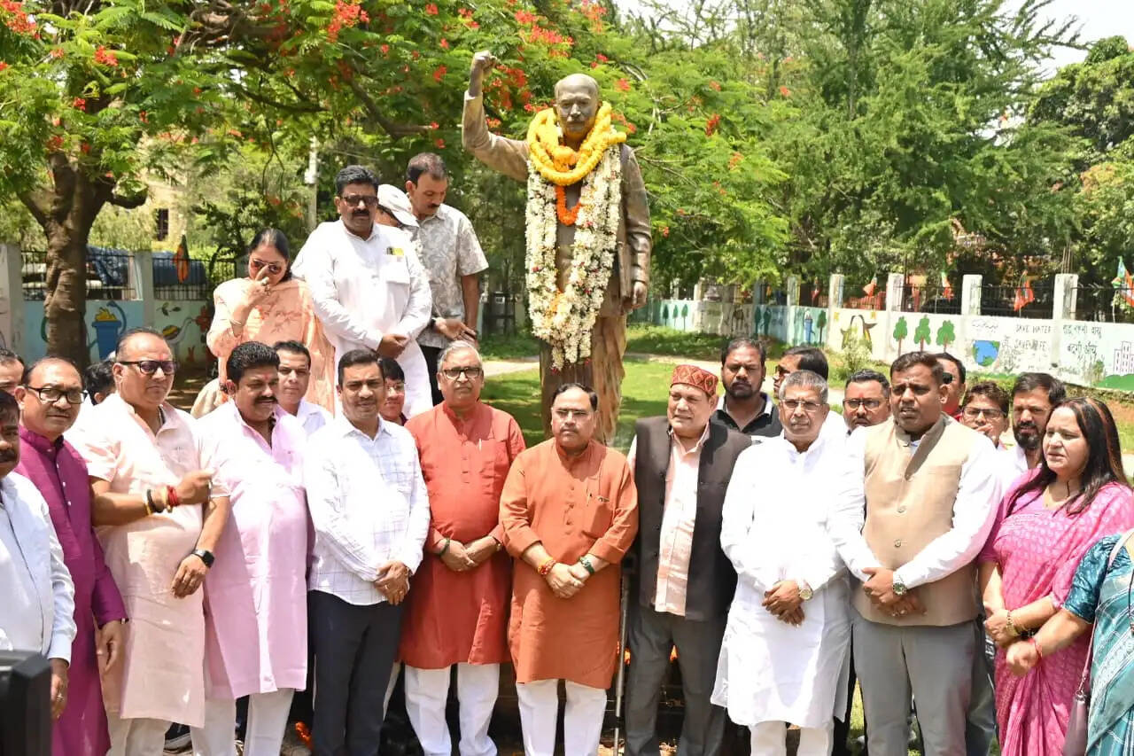 डॉ. श्यामा प्रसाद मुखर्जी के बलिदान दिवस पर भाजपा ने दी श्रद्धांजलि, राष्ट्र एकता के लिए उनके योगदान को किया याद