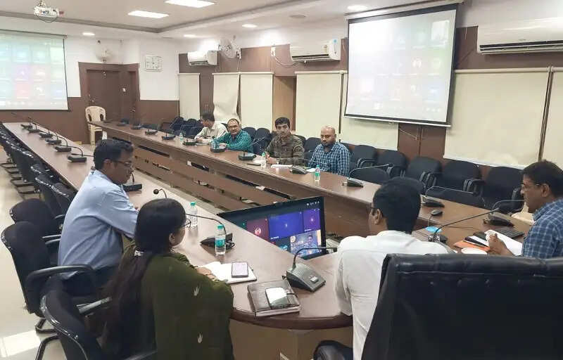 सीहोरः संयुक्त निदेशक ने की जनगणना कार्य की समीक्षा, कहा-सर्वे से छूटे नहीं कोई भी मकान