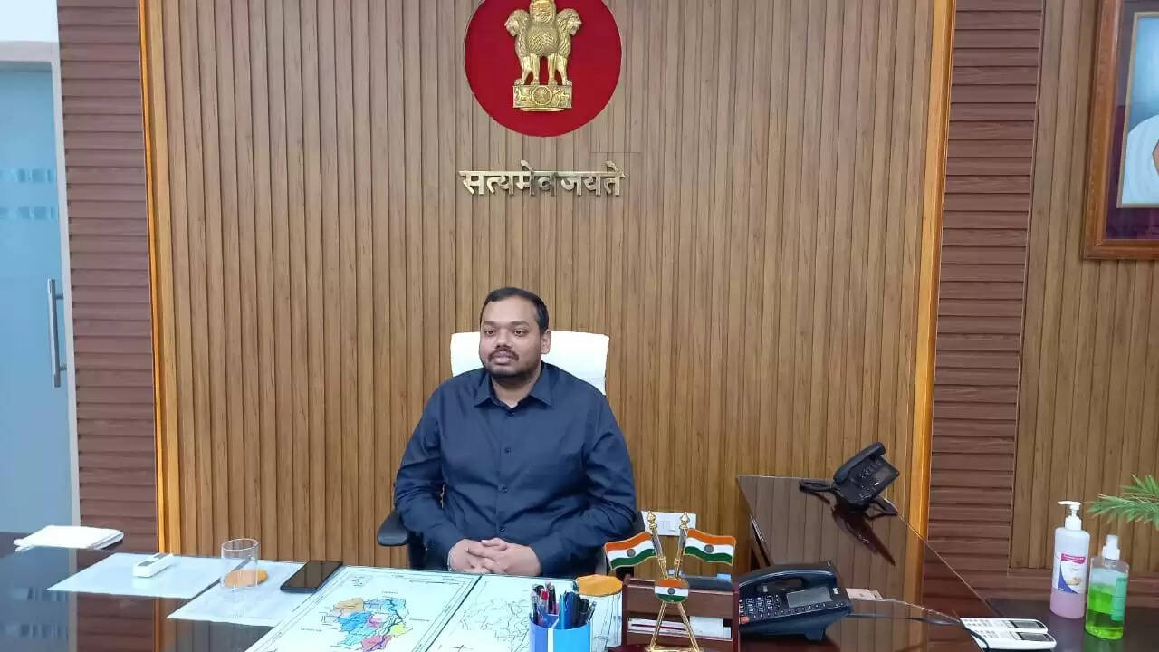 नव पदस्थापित डीएम वैभव चौधरी ने लिया योगदान