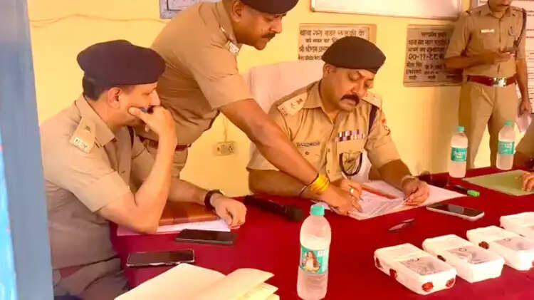 पुलिस की बड़ी कार्रवाई, 11 चोरी के दोपहिया वाहनों समेत दो शातिर वाहन चोर गिरफ्तार