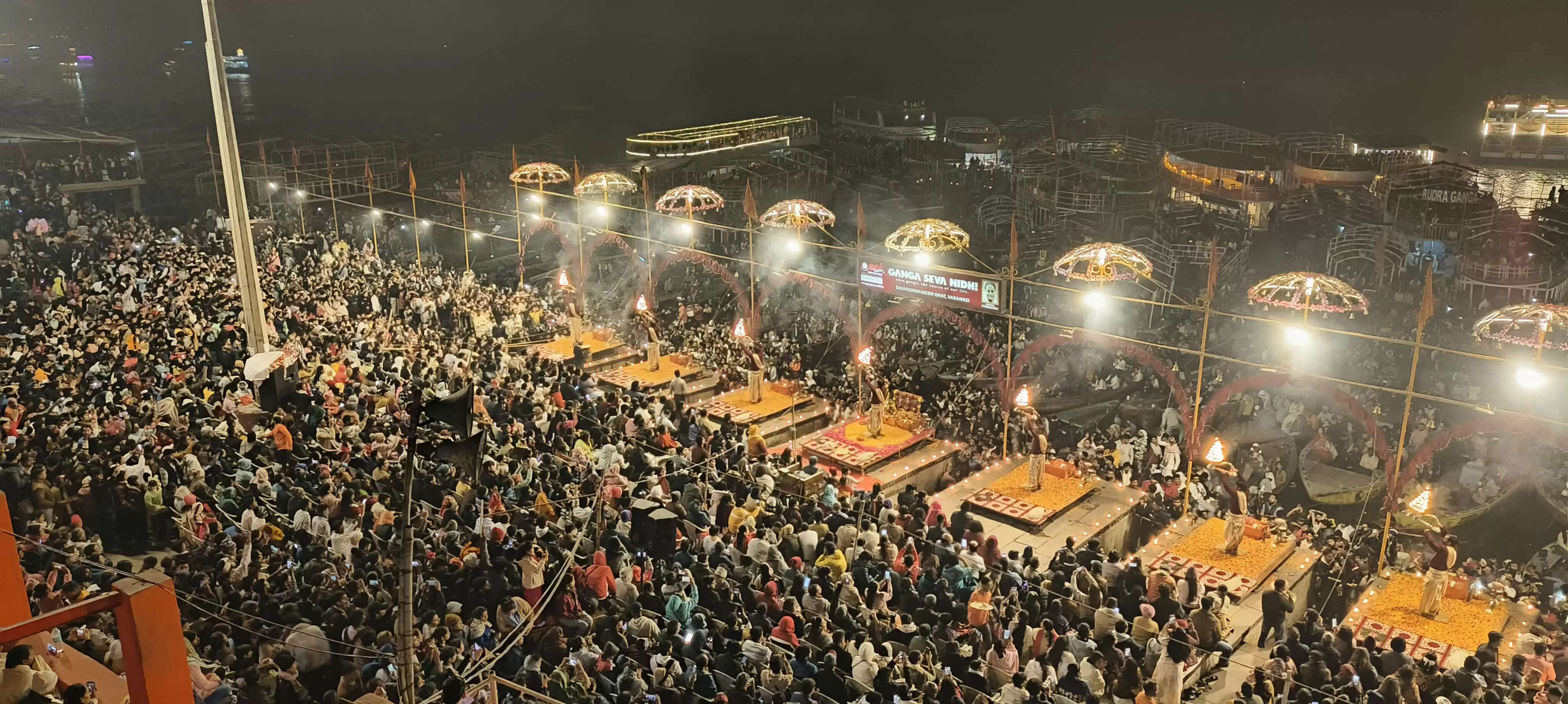 वाराणसी : साल के अंतिम दिन दशाश्वमेघ घाट पर गंगा आरती में उमड़ा आस्था का सैलाब
