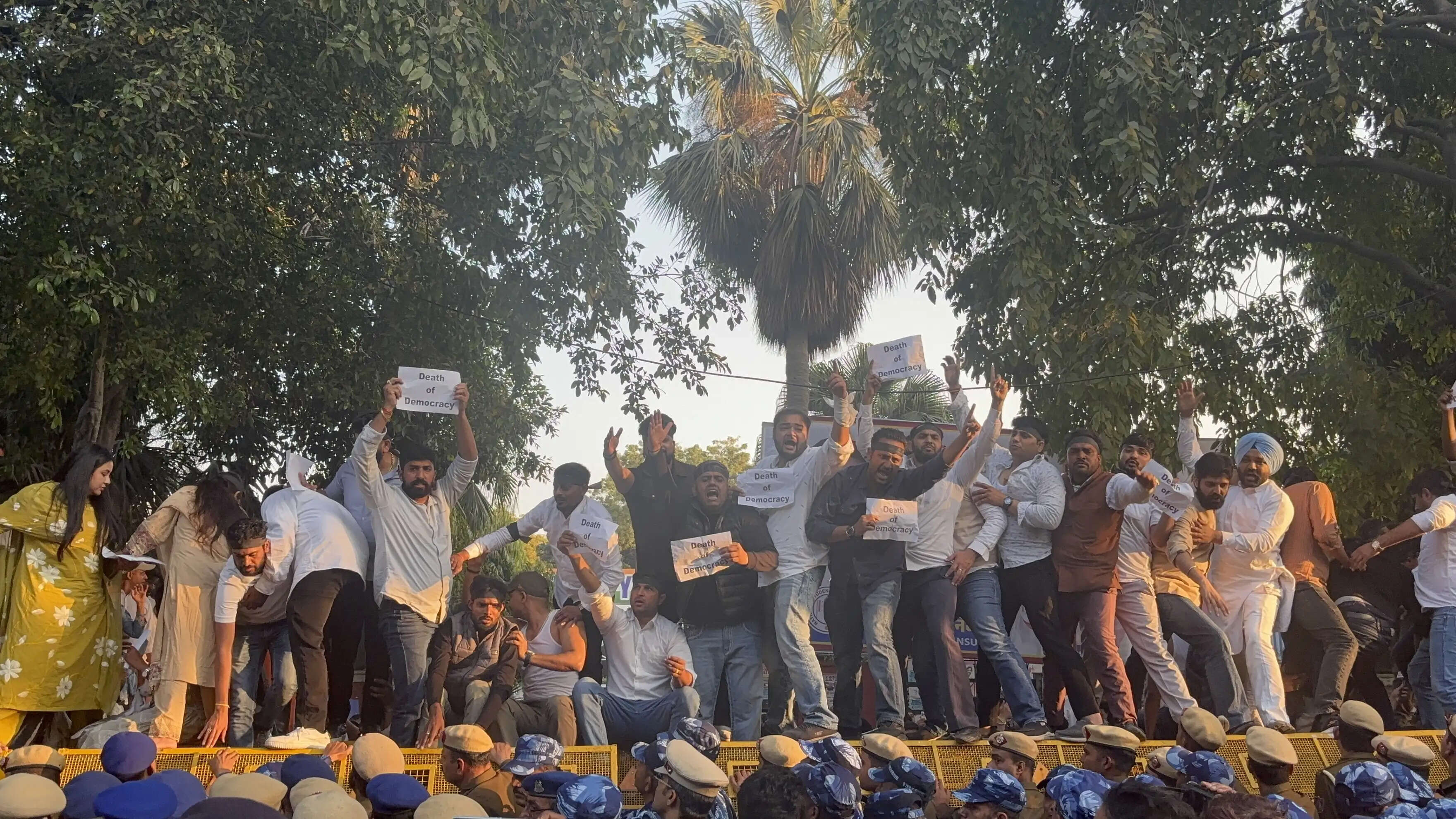 युवा कांग्रेस कार्यकर्ताओं का राष्ट्रीय अध्यक्ष उदय भानु की गिरफ्तारी के विरोध में प्रदर्शन