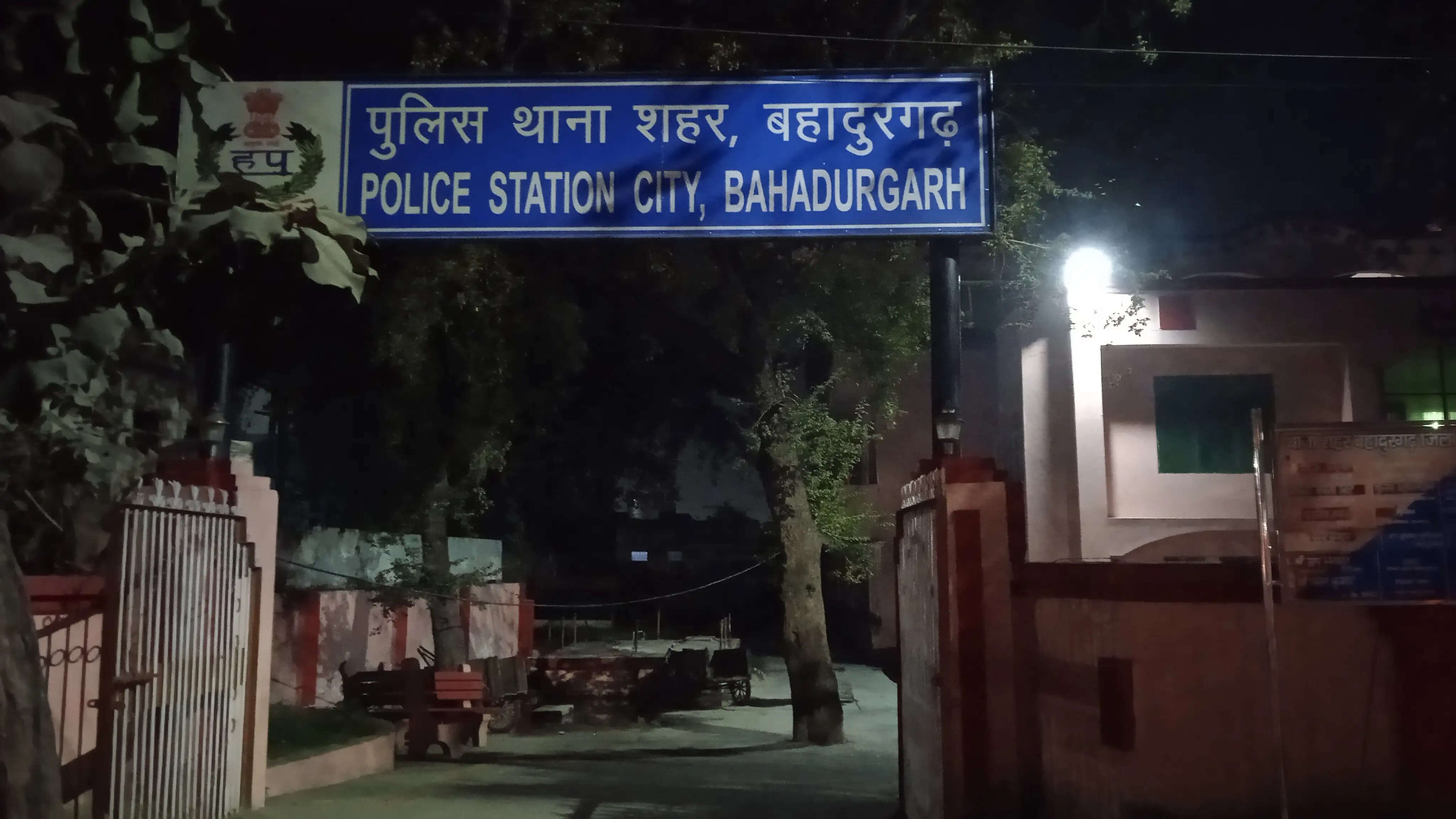 झज्जर : एक कार का शीशा तोड़ 1.73 लाख रुपये निकाले, दूसरी कार से लैपटॉप व अन्य सामान