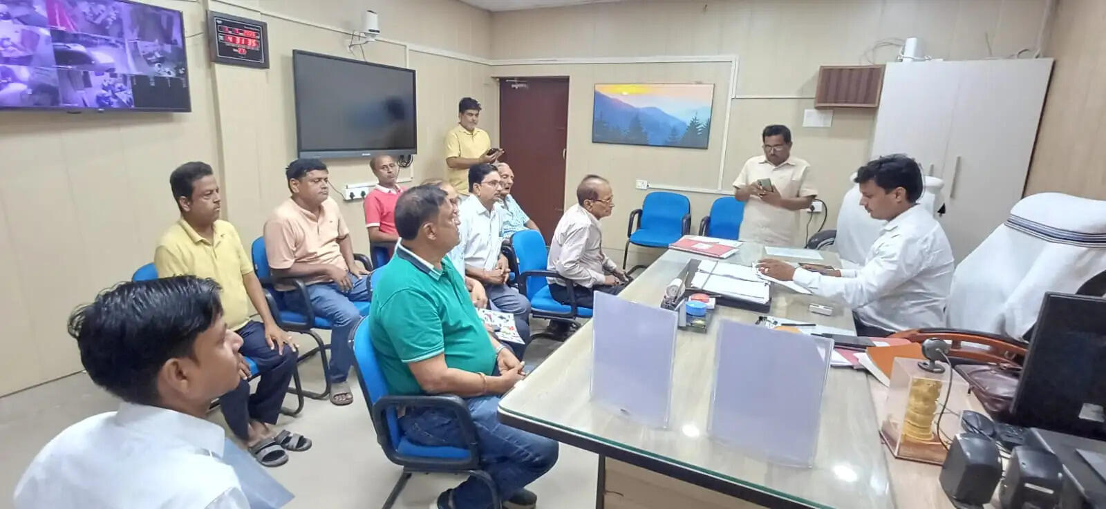 जूट मंडी को अतिक्रमण मुक्त कराने को लेकर जूट कारोबारियों के शिष्टमंडल ने एसडीएम से मिलकर सौंपा ज्ञापन