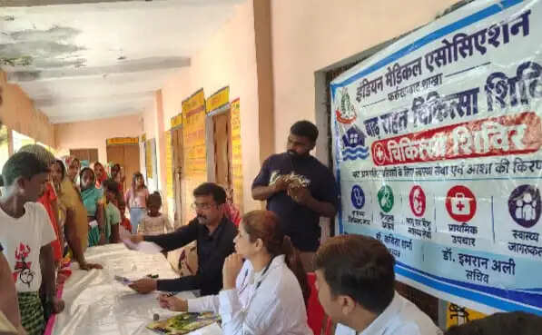आईएमए और रेडक्रॉस के स्वास्थ्य शिविर में 355 मरीजों की जांच, 112 बाढ़ प्रभावित बच्चों को बांटे कपड़े