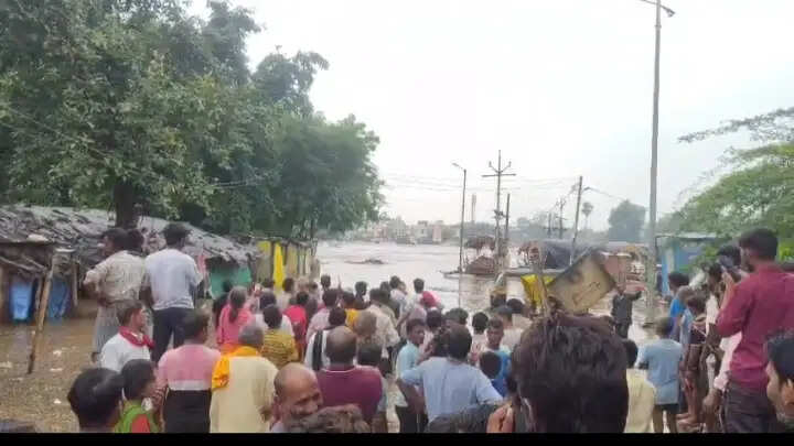 सतना में मूसलधार बारिश से हाहाकार, चित्रकूट जलमग्न; 400 दुकानें डूबीं, सड़कों पर चलीं नावें