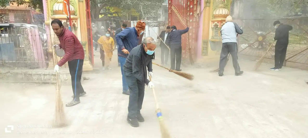 मप्रः केन्द्रीय मंत्री डॉ. वीरेन्द्र कुमार ने जनप्रतिनिधियों और अधिकारियों के साथ चलाया स्वच्छता अभियान