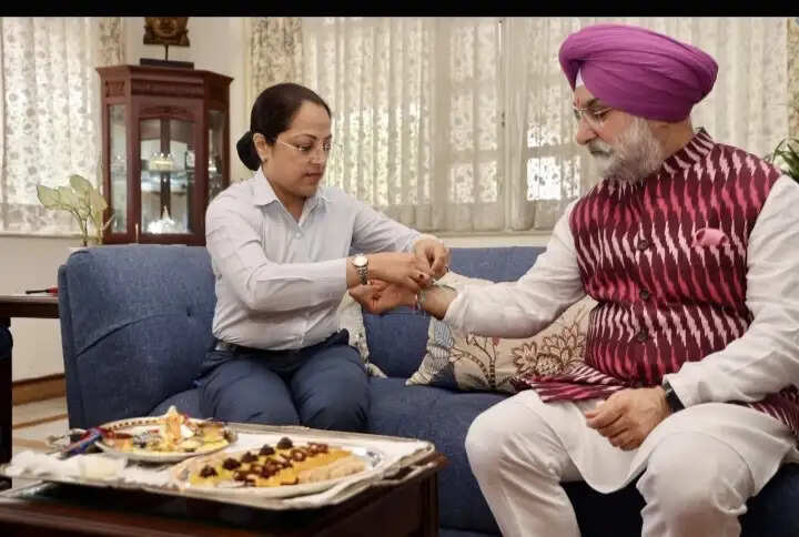 दिल्ली के उपराज्यपाल को महिला सुरक्षा कर्मियों ने बांधी राखी