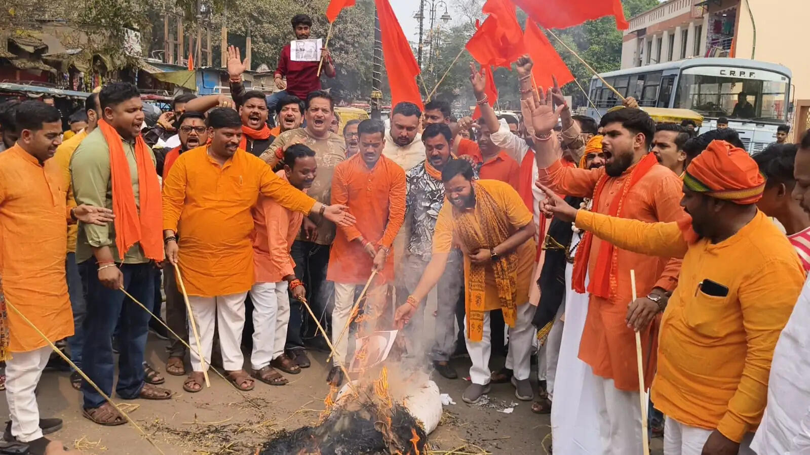 मुख्यमंत्री योगी की मां पर असभ्य टिप्पणी करने वाले मौलाना के खिलाफ प्रदर्शन,हिंदू युवा वाहिनी ने फूंका पुतला