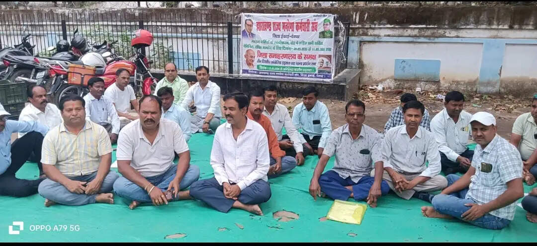 मनरेगाकर्मियों ने 90 दिनों से हड़ताल पर , लगाई मुख्यमंत्री से गुहार