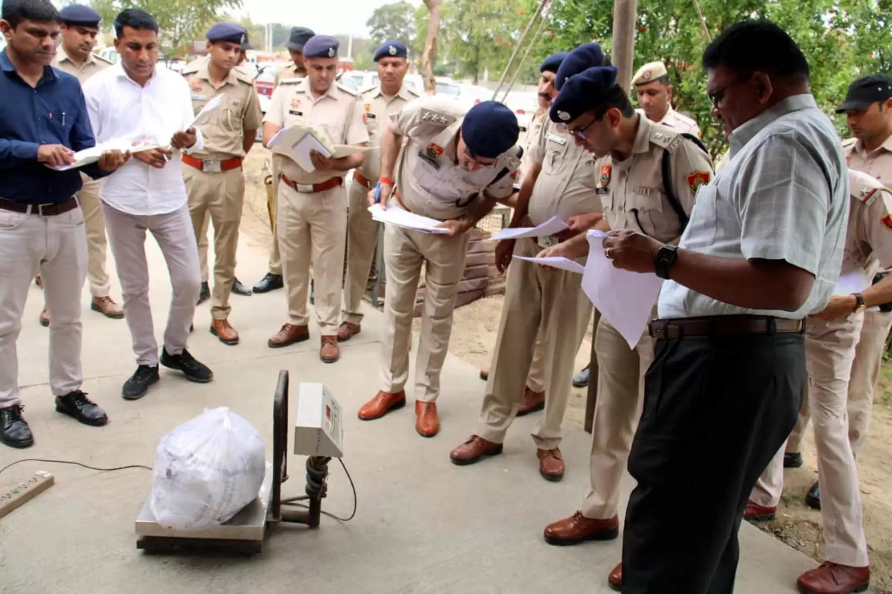 हिसार जिले में पकड़े गए मादक पदार्थों का एडीजीपी ने किया फिजिकल निरीक्षण