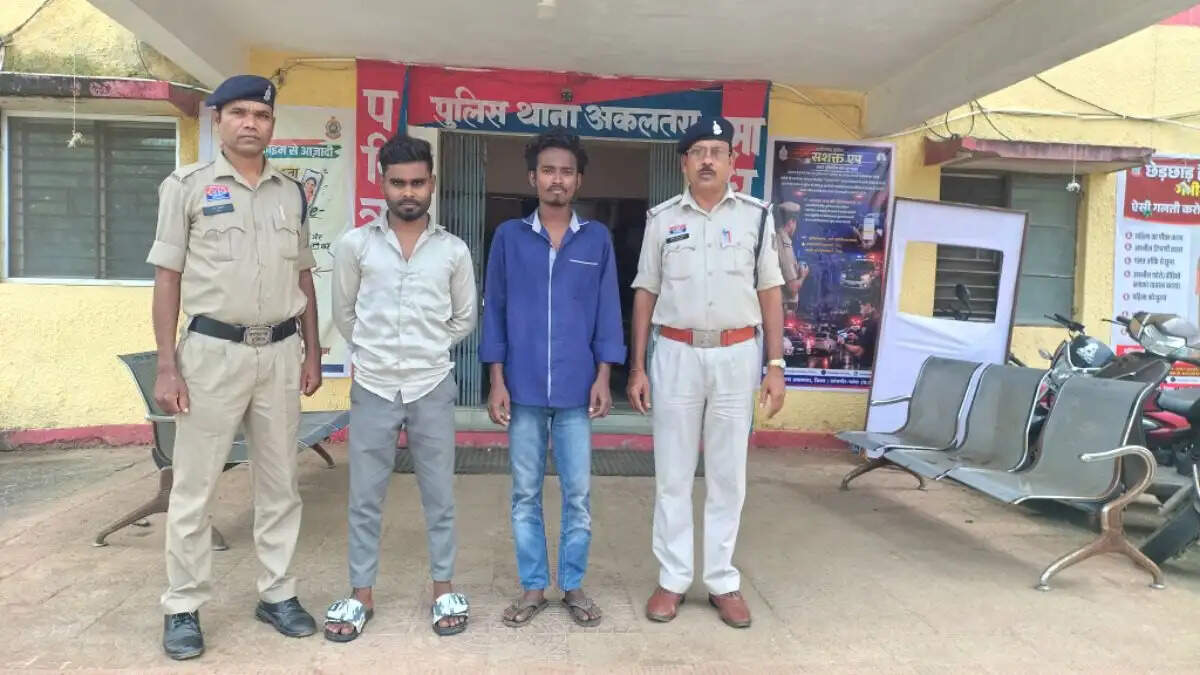 पानी की बोतल को लेकर विवाद में मारपीट व लूट, दो आरेपित गिरफ्तार