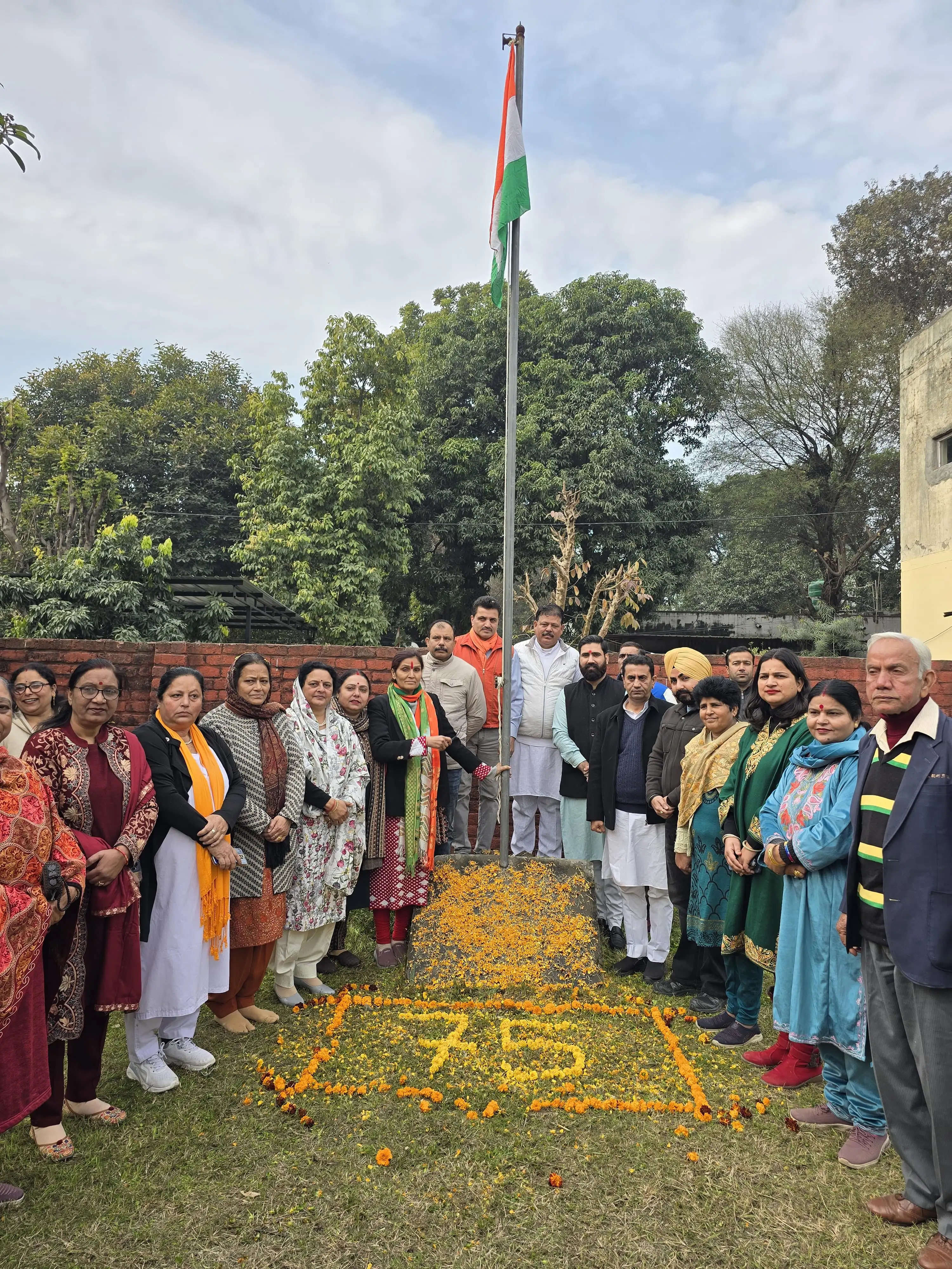 भाजपा कार्यकर्ताओं ने देशभक्ति के साथ मनाया 75वां गणतंत्र दिवस, पूर्व मंत्री राजीव जसरोटिया ने फहराया तिरंगा