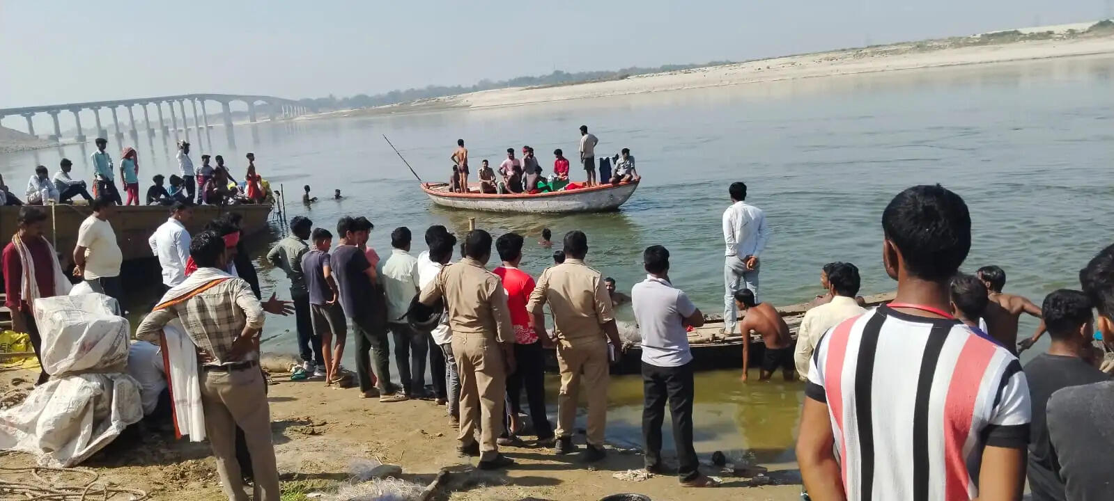 अष्टमी स्नान करते समय गंगा में डूबा मासूम, दादी को लोगों ने बचाया