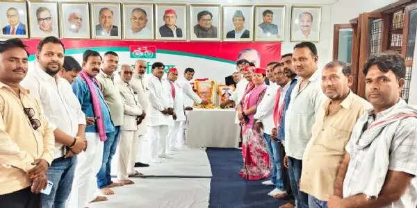 सपा कार्यालय में मनाई गई लोकनायक जयप्रकाश नारायण और महाराजा अग्रसेन की जयंती