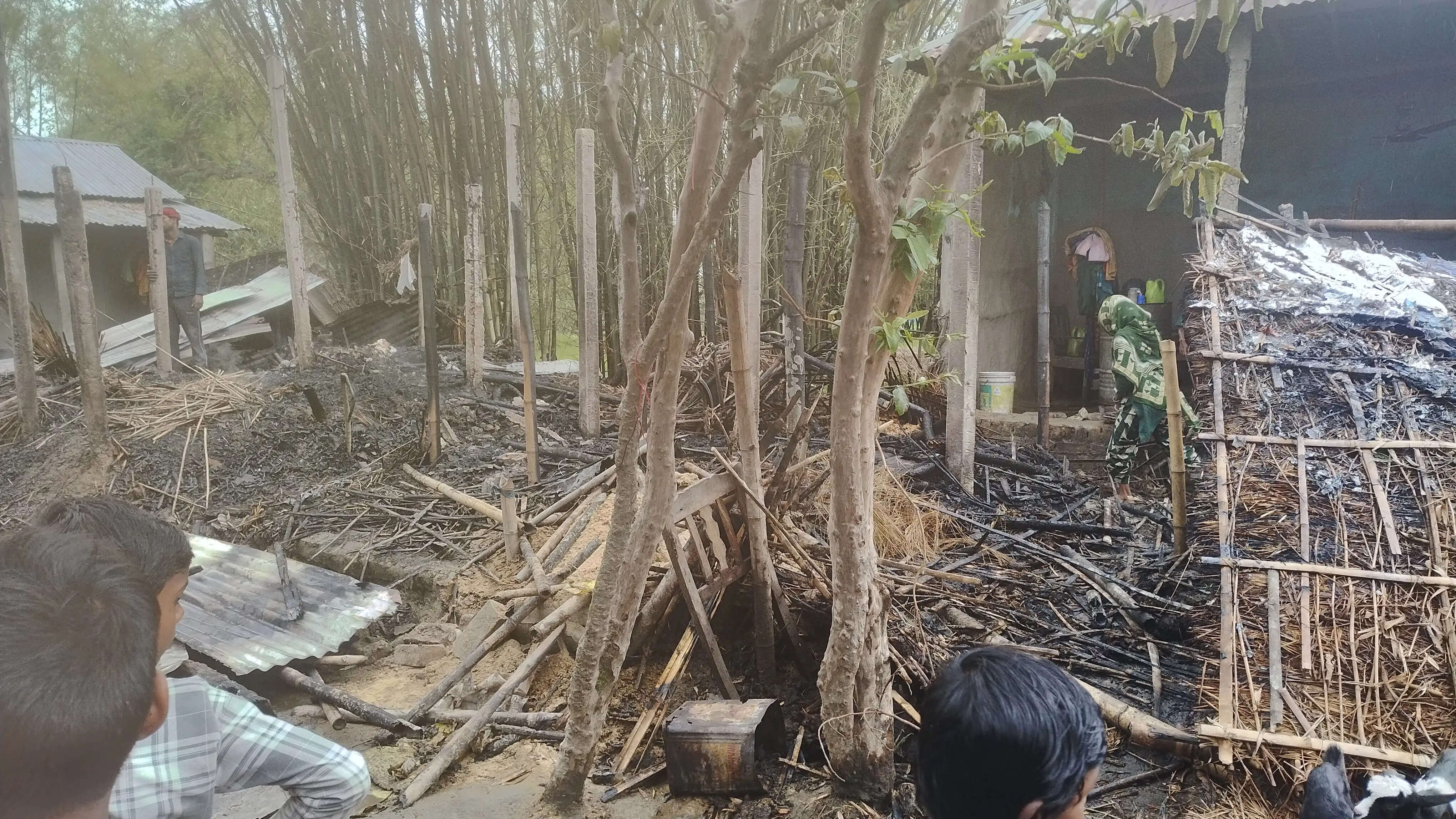 भीषण अगलगी में चार परिवार तबाह, पांच घर जलकर राख