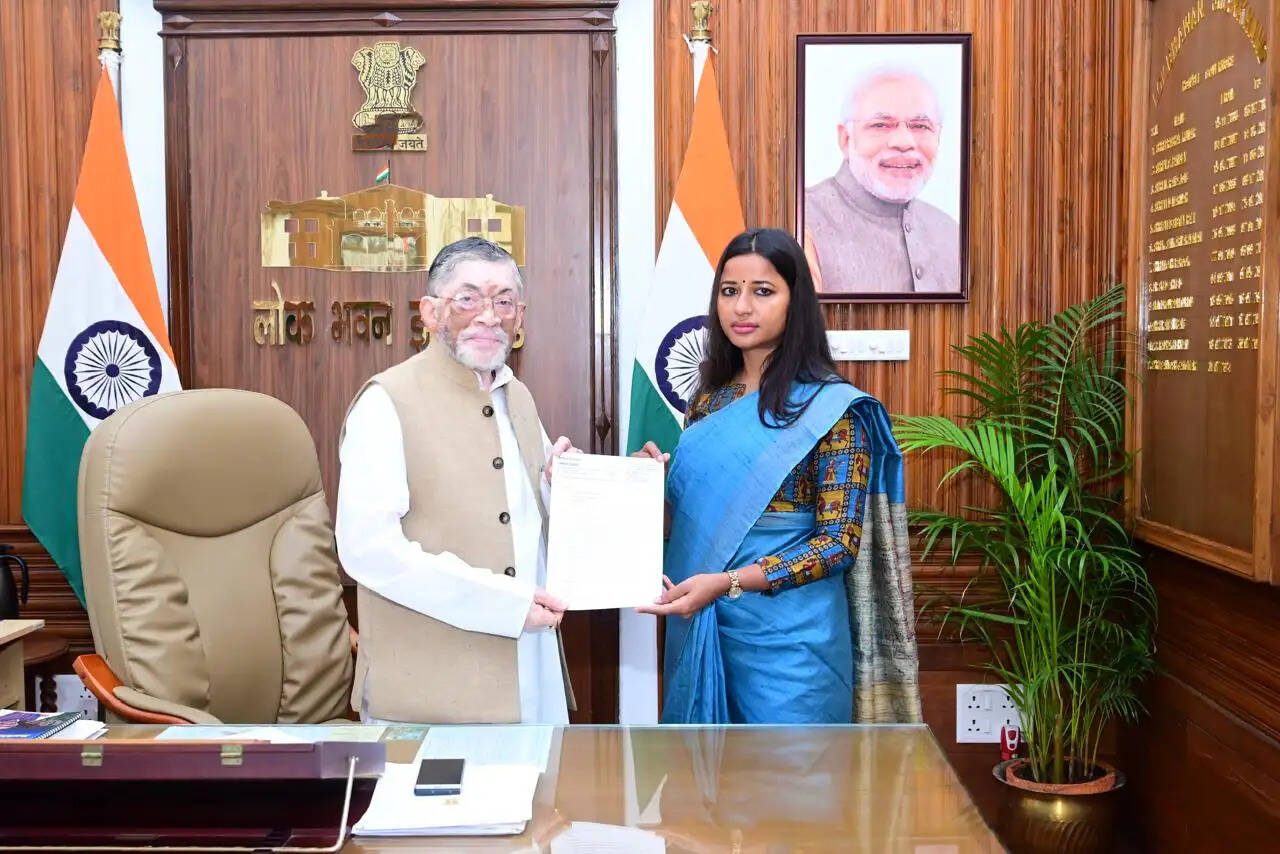 अंबा प्रसाद ने राज्यपाल से की मुलाकात, विष्णुगढ़ मामले में सीबीआई जांच की मांग