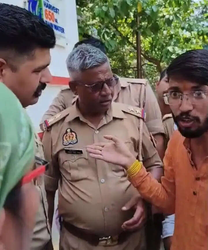 बुवि : छात्रों के पांच घंटे के उग्र प्रदर्शन के बाद सुरक्षाकर्मी निलंबित