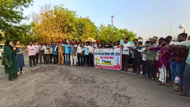 इंदौरः मतदाता जागरूकता के लिए दिव्यांगों ने निकाली अनूठी तिपहिया वाहनों की रैली