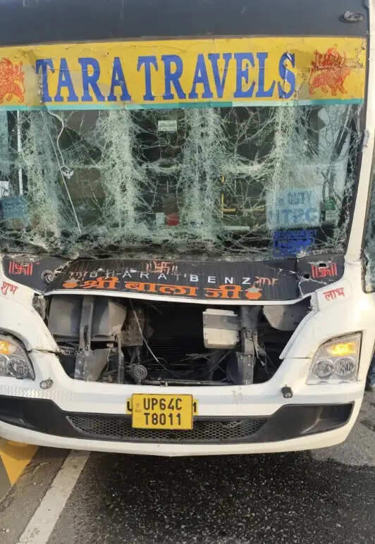 सोनभद्र में ट्रक बस की भिड़ंत, चार यात्री घायल