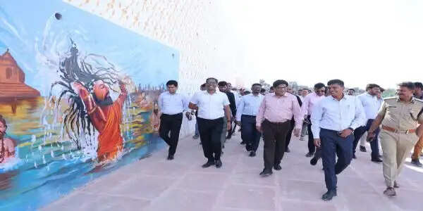 उज्जैनः निर्माण कार्यों में तेजी देख संतुष्ट हुए डॉ. राजोरा, थपथपाई संभागायुक्त और कलेक्टर की पीठ