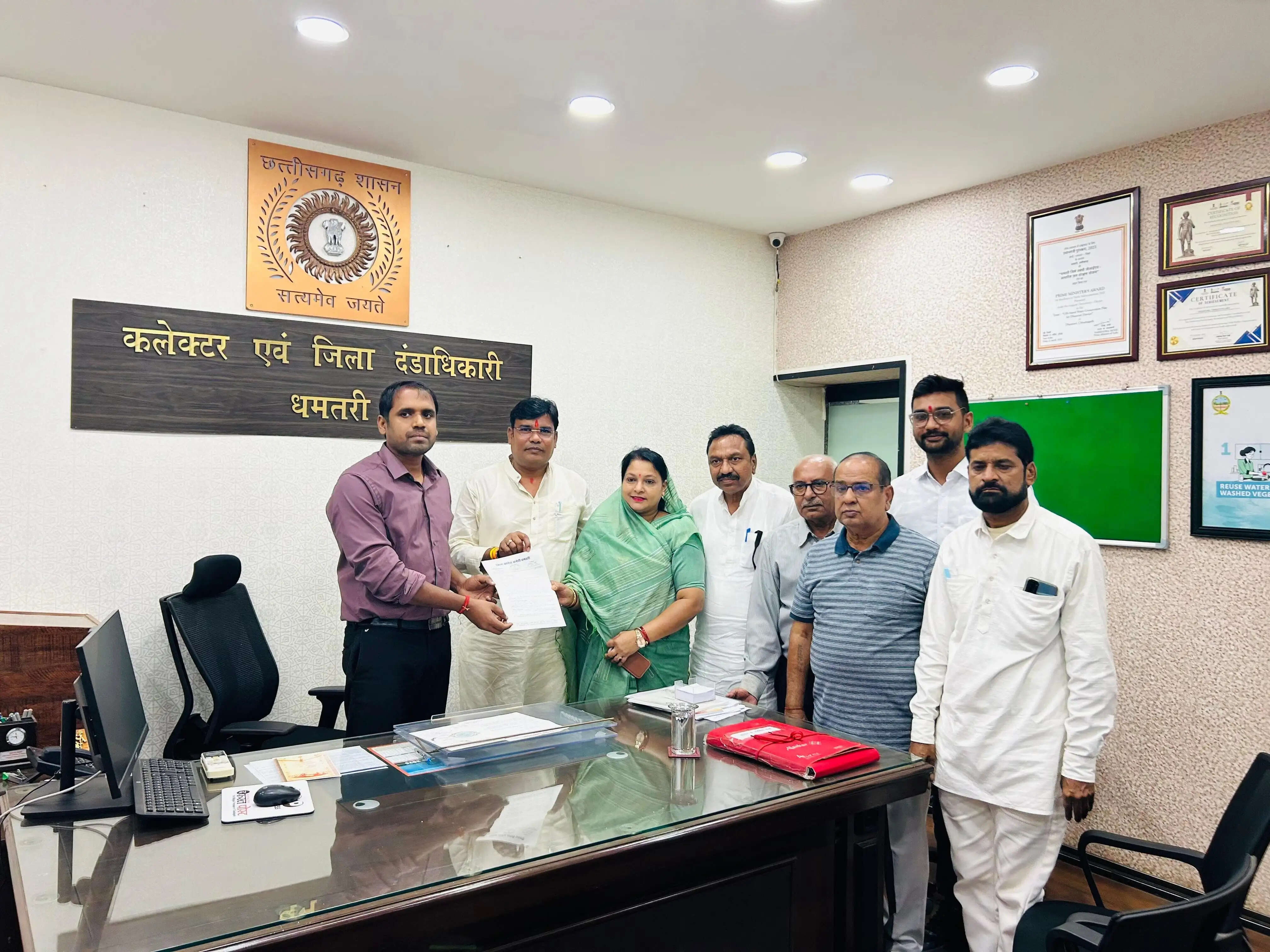 रबी फसल की सिंचाई के लिए गंगरेल बांध से पानी छोड़ने की मांग, कांग्रेस ने कलेक्टर को सौंपा ज्ञापन