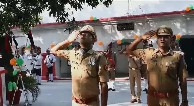 स्वतंत्रता दिवस के अवसर पर पुलिस लाइन खीरी में राष्ट्रीय ध्वज को दी गई सलामी!