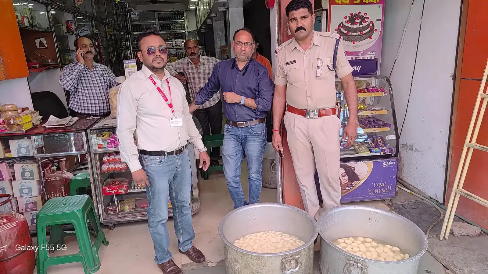 जबलपुरः खाद्य सुरक्षा विभाग ने मिठाई दुकानों का किया निरीक्षण