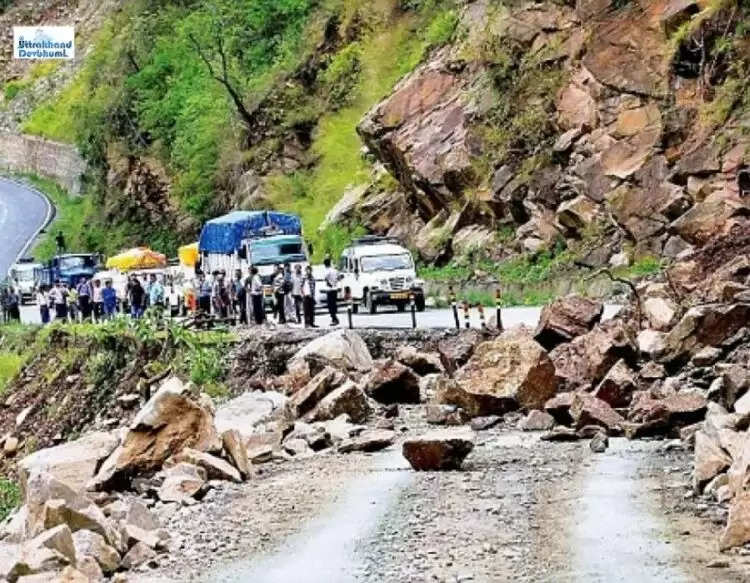 मौसम का कहर : उत्तराखंड में सात राजमार्ग समेत 46 मार्ग अवरुद्ध, बढ़ीं मुश्किलें