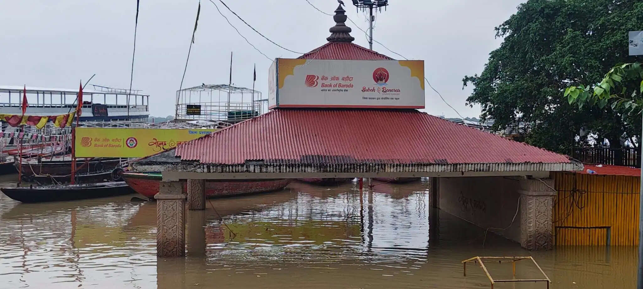 वाराणसी में गंगा नदी का जलस्तर चेतावनी बिंदु के पार,तटवर्ती क्षेत्र में लोगों की नींद उड़ी