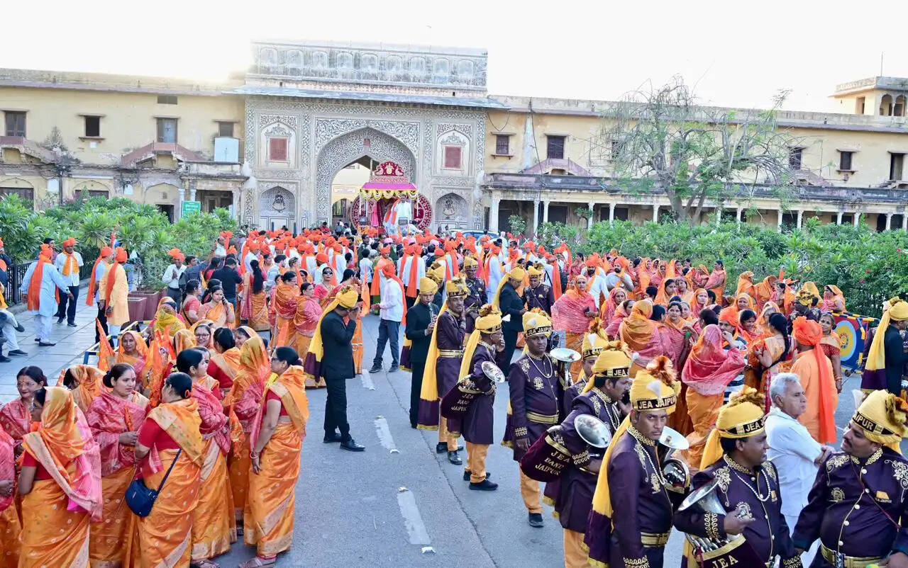 दो दर्जन झांकियों के साथ नगर भ्रमण पर निकले भगवान श्री परशुराम