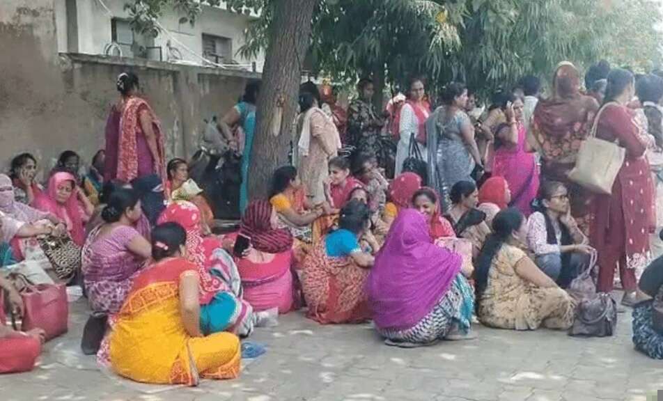 कानपुर में न्यूनतम वेतन और ओवरटाइम भुगतान की मांग को लेकर श्रमिकों का प्रदर्शन