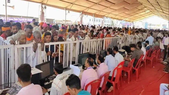 शिवपुरीः स्वास्थ्य शिविर में छठवें दिन 12,416 मरीजों ने प्राप्त किया चिकित्सकों का परामर्श