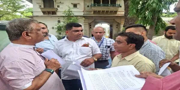 राजमेस भर्ती की वेटिंग सूची से पहले गृह जिलों में रिलोकेशन की मांग, डूंगरपुर पहुंचे चिकित्सा मंत्री को सौंपा ज्ञापन