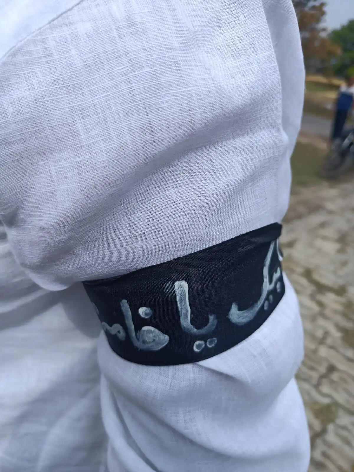 अमेठी में काली पट्टी बांधकर अदा की गईं ईद की नमाज