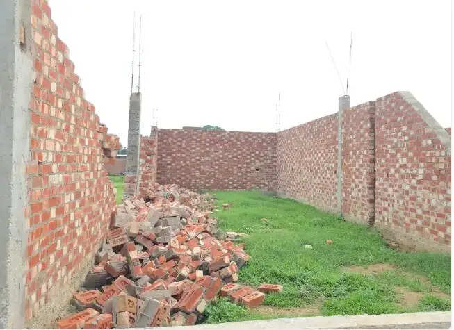 संभल : प्रशासन ने बिना लेआउट पास कराए विकसित हाे रहे 35 बीघा भूमि पर निर्माणाधीन ढांचे काे किया ध्वस्त
