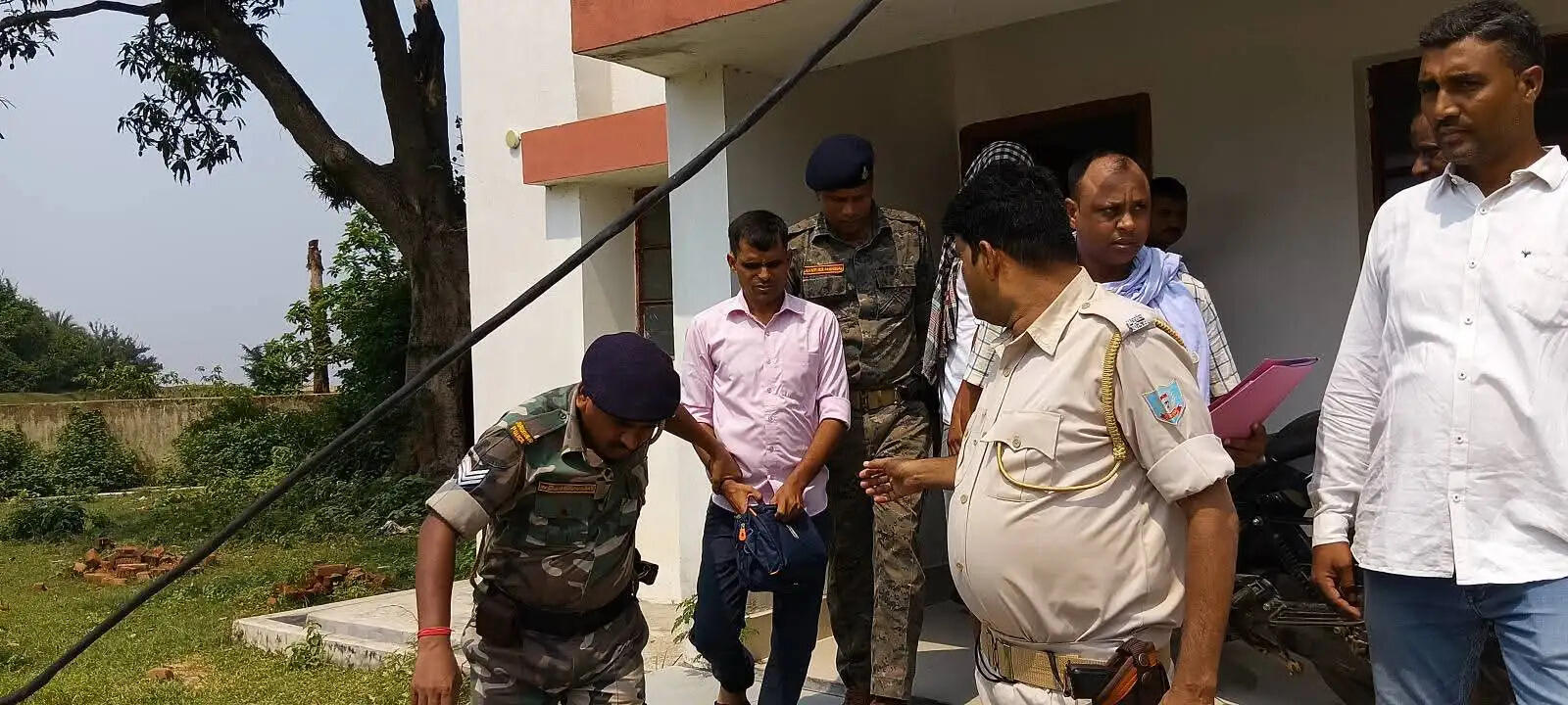 टीसीबी कार्य में 05 हजार घूस लेते मनरेगा का जेई गिरफ्तार