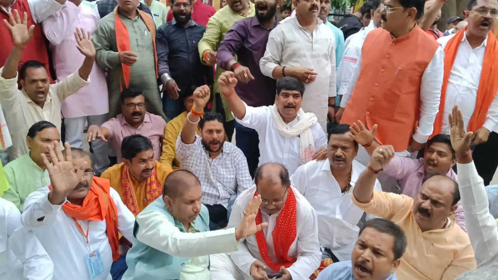 वाराणसी : शिक्षक-स्नातक एमएलसी चुनाव की मतगणना में गड़बड़ी का आरोप लगाकर धरने पर बैठे भाजपा कार्यकर्ता