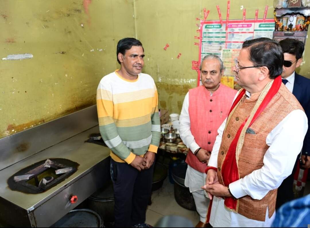 रेस्टोरेंट पहुंचकर मुख्यमंत्री धामी ने लिया गैस आपूर्ति का जायजा