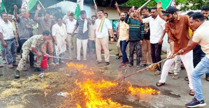 बीजापुर कांग्रेस ने वरिष्ठ कांग्रेस नेताओं की गिरफ्तारी के विरोध में किया पुतला दहन