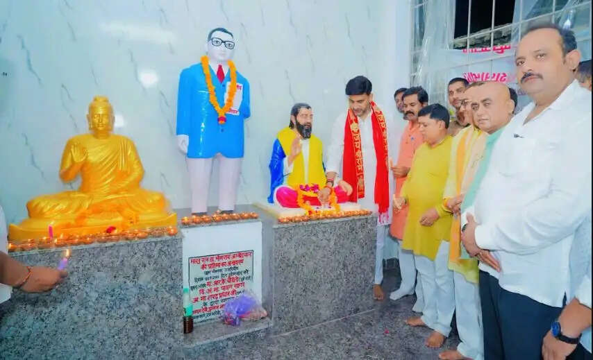 भाजपा का समरसता संकल्प अभियान शुरू, गुरू पूर्णिमा पर नेताओं ने लिया गुरूओं का आशीर्वाद